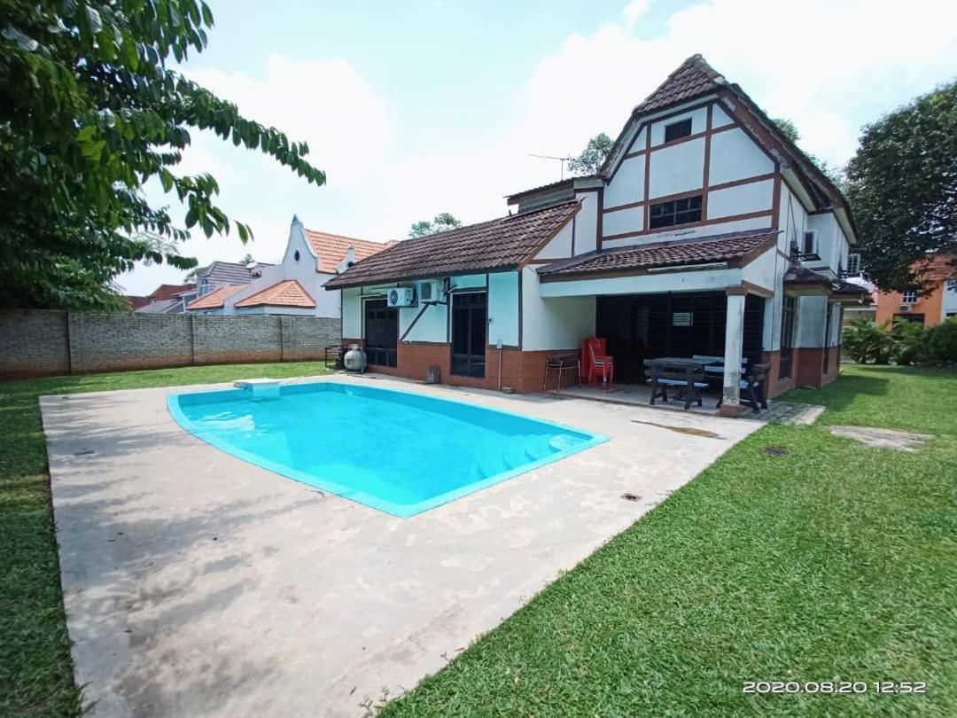 Villa With Private Swimming Pool Malacca Exterior foto